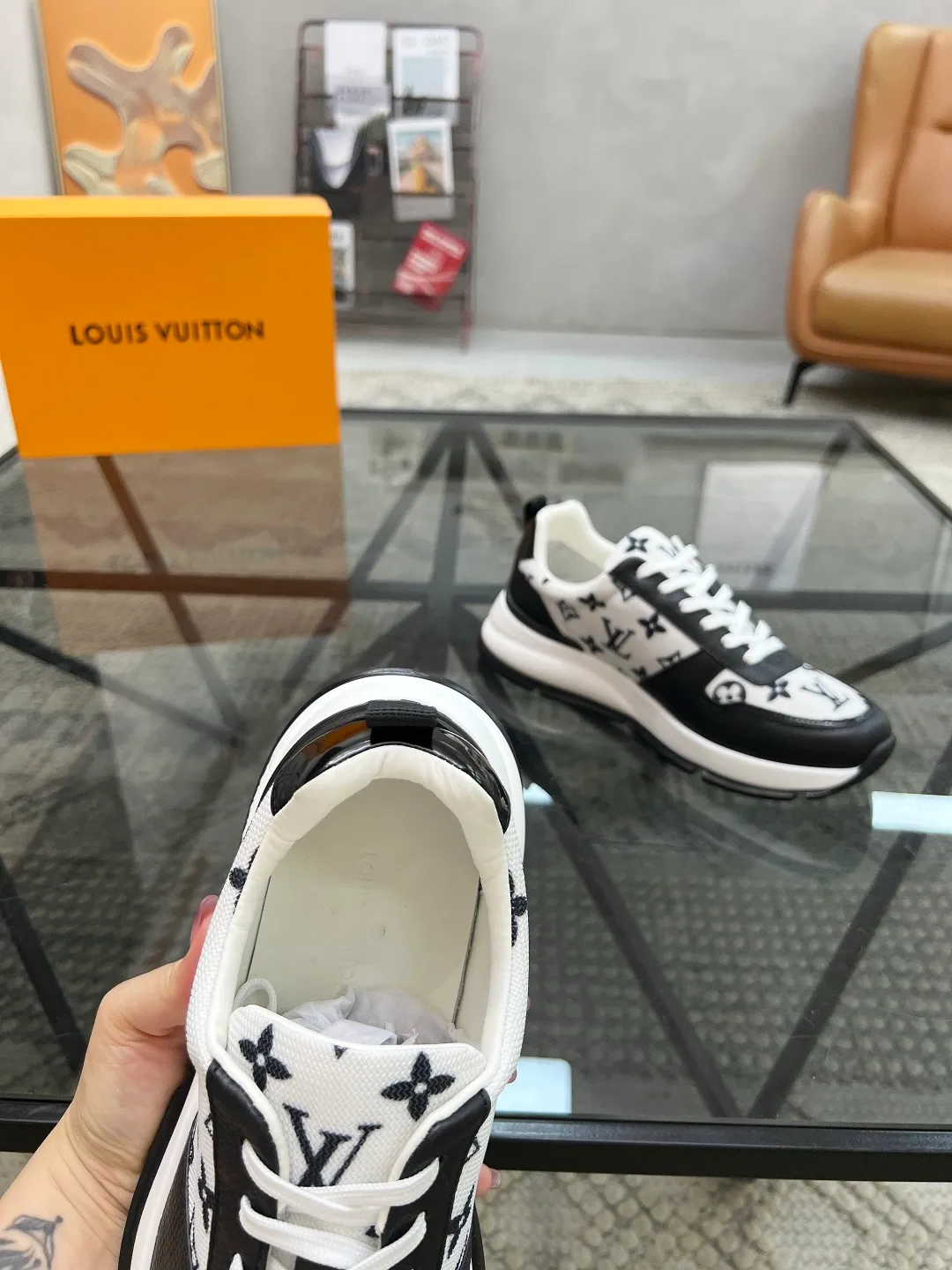 Factory price: 480💰LV🔍Top purchasing agent🇮🇹 Lu Street God's new sports shoes are coming and are available at counters simultaneously. Original factory configuration, original cowhide imported from Italy with mesh fabric, high-quality printing and splicing complex process, sports trendy person, imported water-dyed cowhide lining, sole: Wang Yuan factory specially provides the original sole, super comfortable, original factory follow-up goods 🔍🔍High quality, you can enter and leave the counter at will, welcome to compare and synchronize with the counter, code number 38-44, customized 45